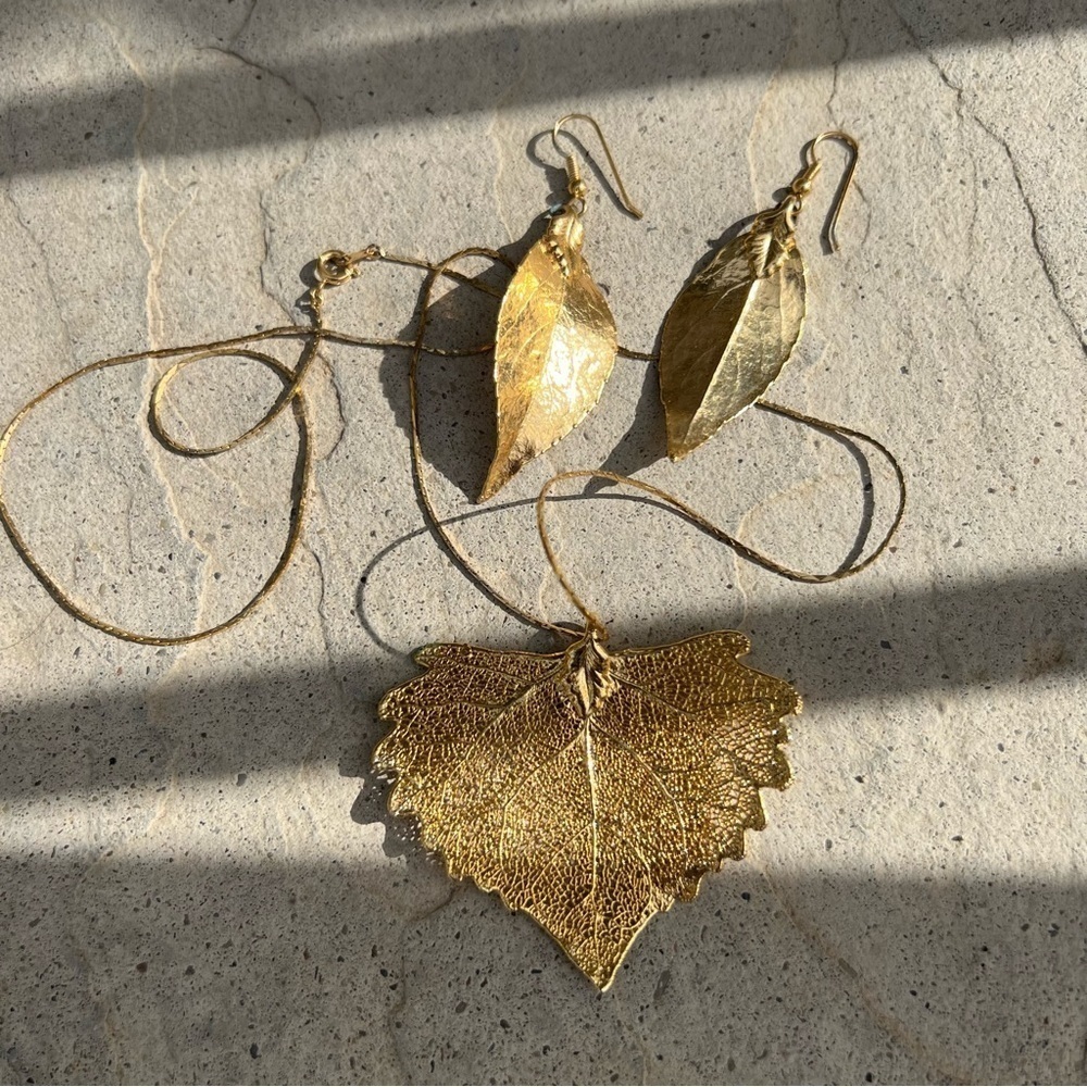 Elegant Gold Leaf Necklace Set